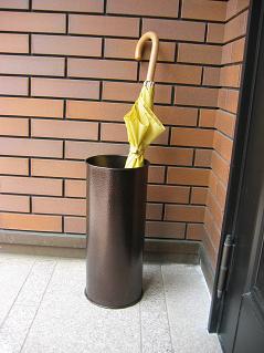 風水ｲﾝﾃﾘｱ 玄関の傘立ては家の外に 陶器の傘立て 風水インテリア 風水部屋で金運アップ